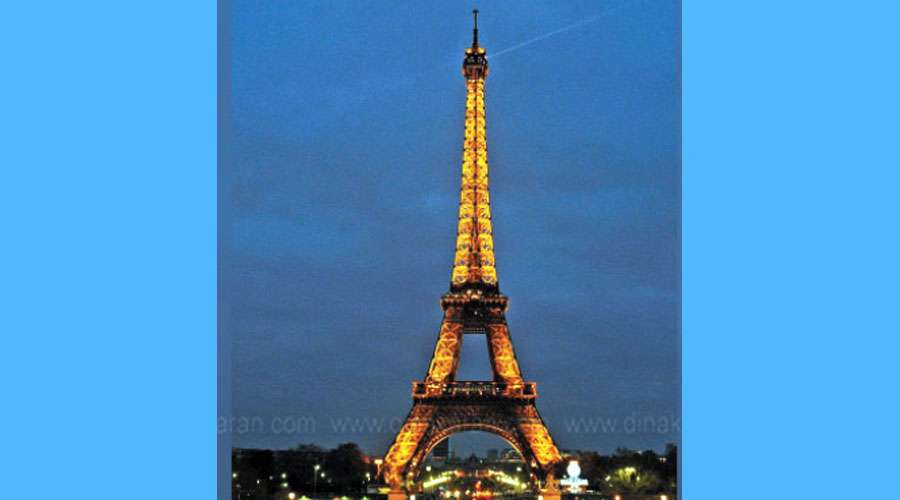 Eiffel-Tower-2023-12-28