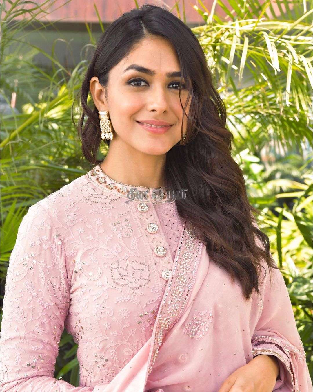 Mrunal Thakur-5